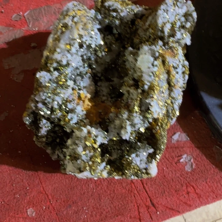 已***置金属水晶共生矿，天然