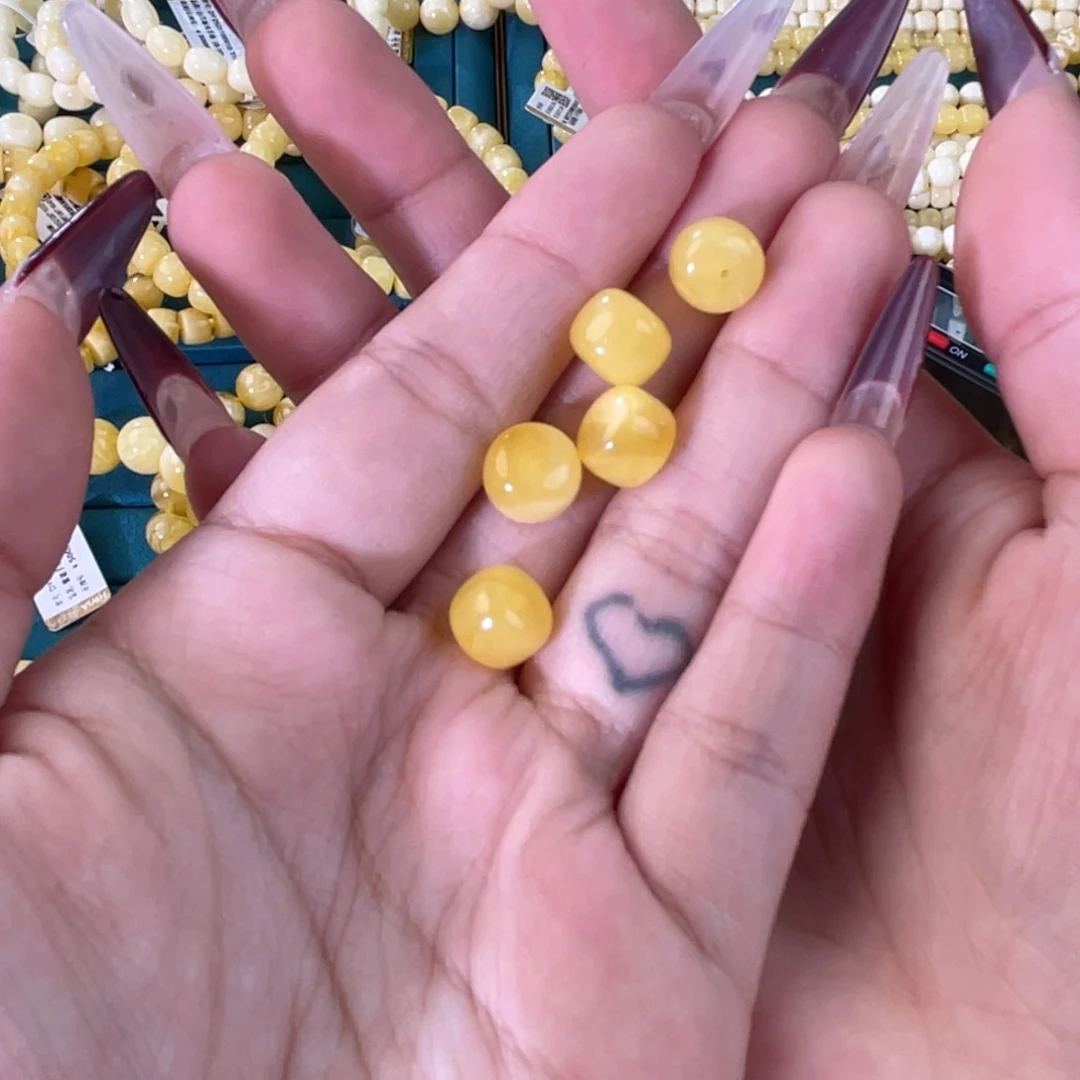 琥珀裸石未镶嵌多样发其一