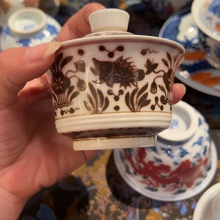 微瑕仿明釉里红盖碗