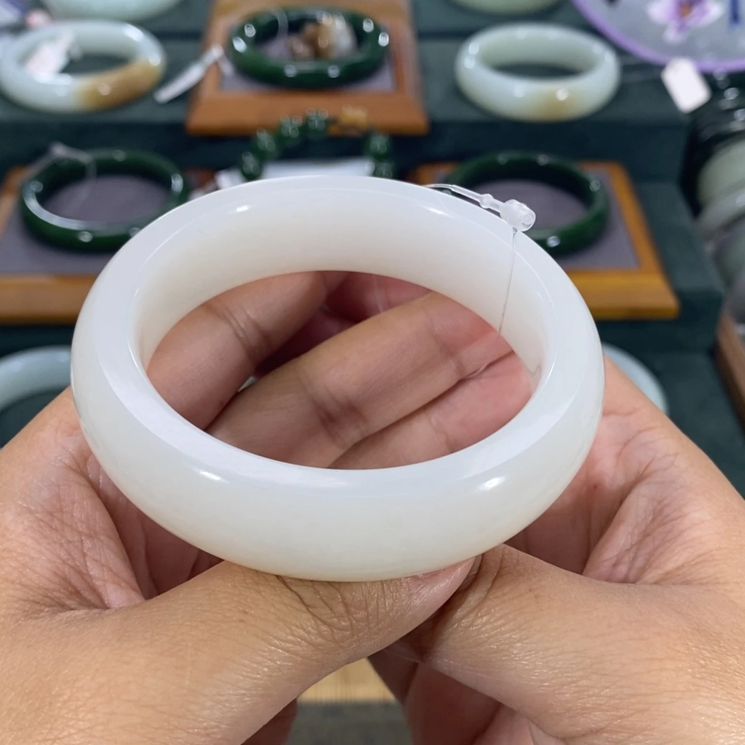 和田玉手镯未镶嵌