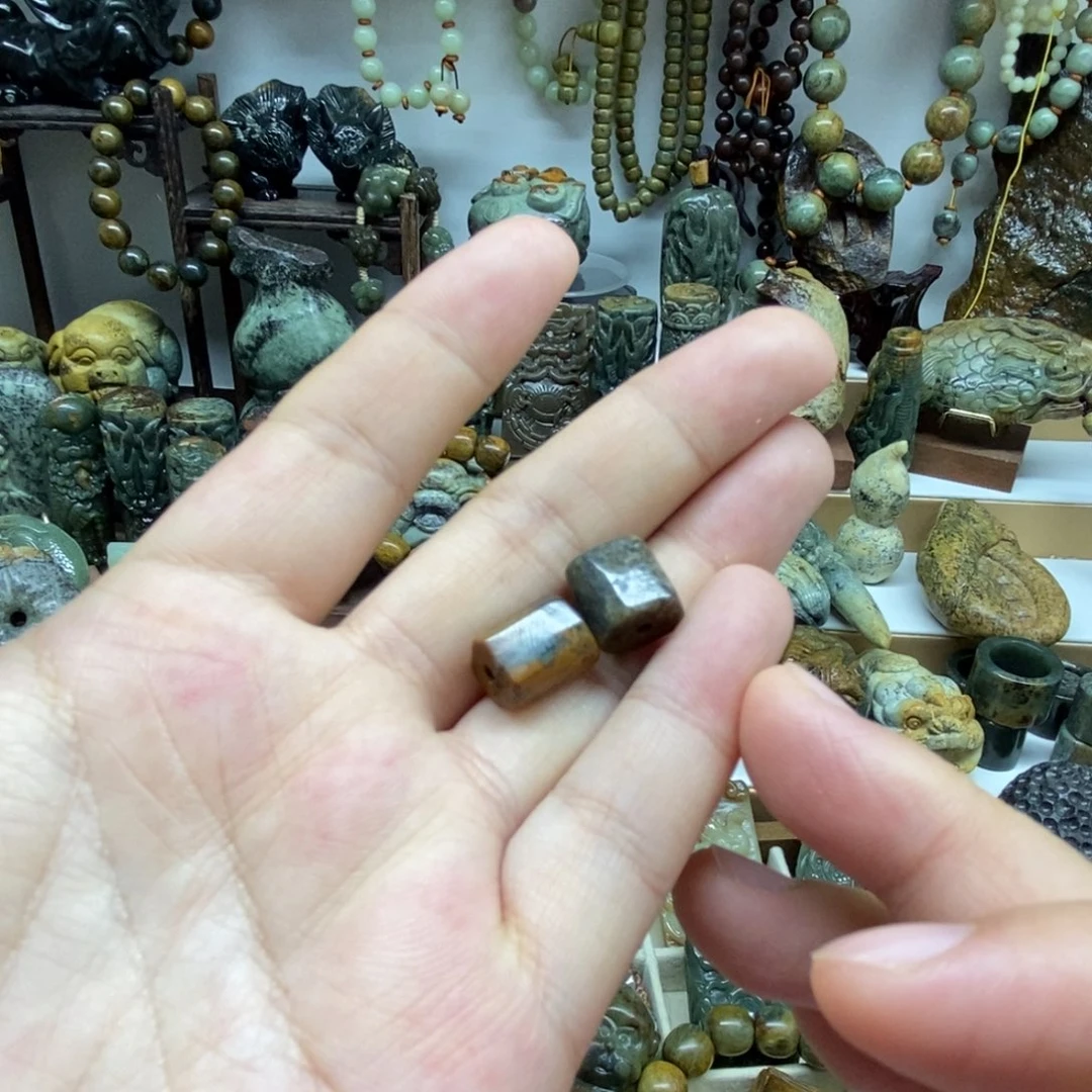 未镶嵌岫岩河磨玉（透闪石质玉）把件