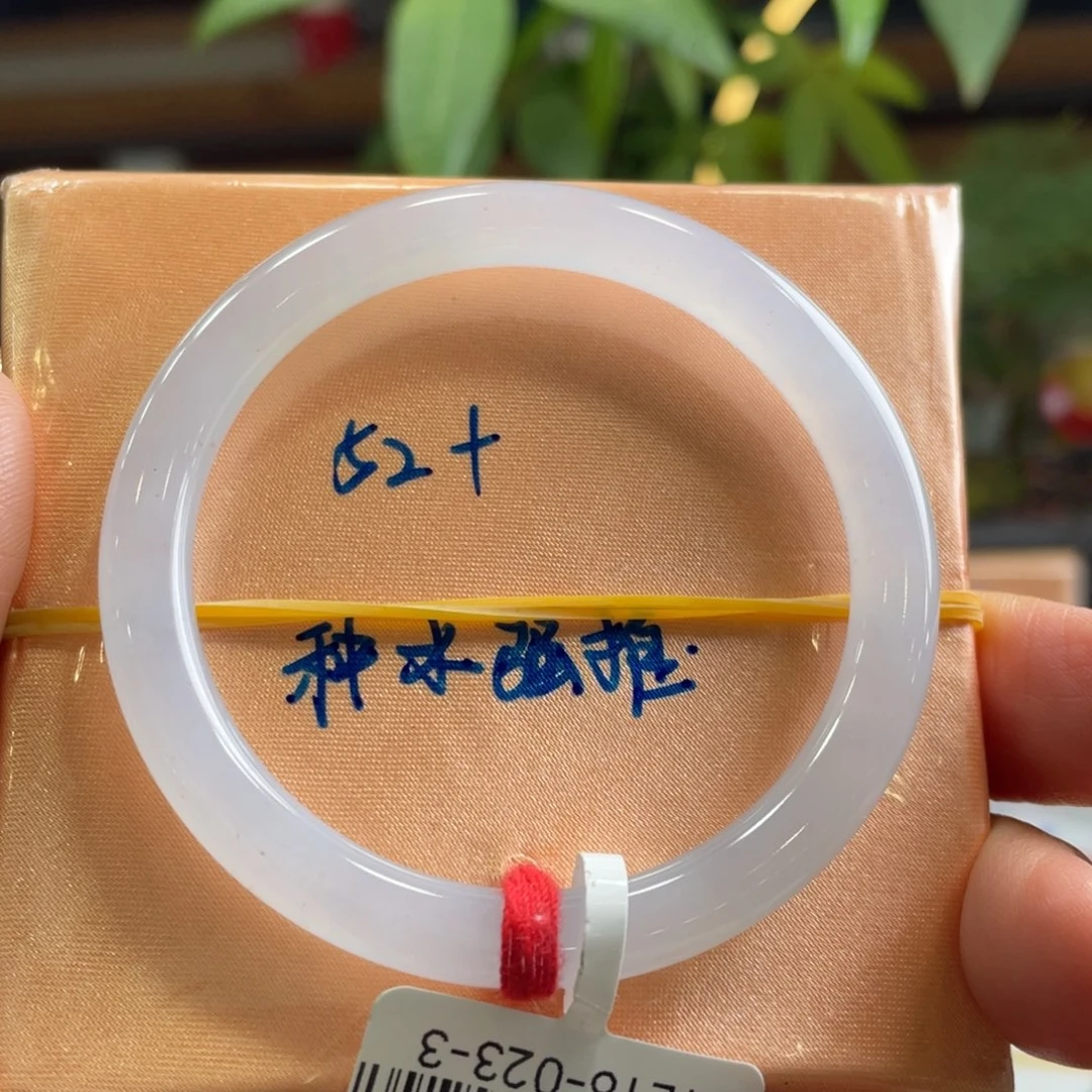 翡翠手镯未镶嵌翡翠