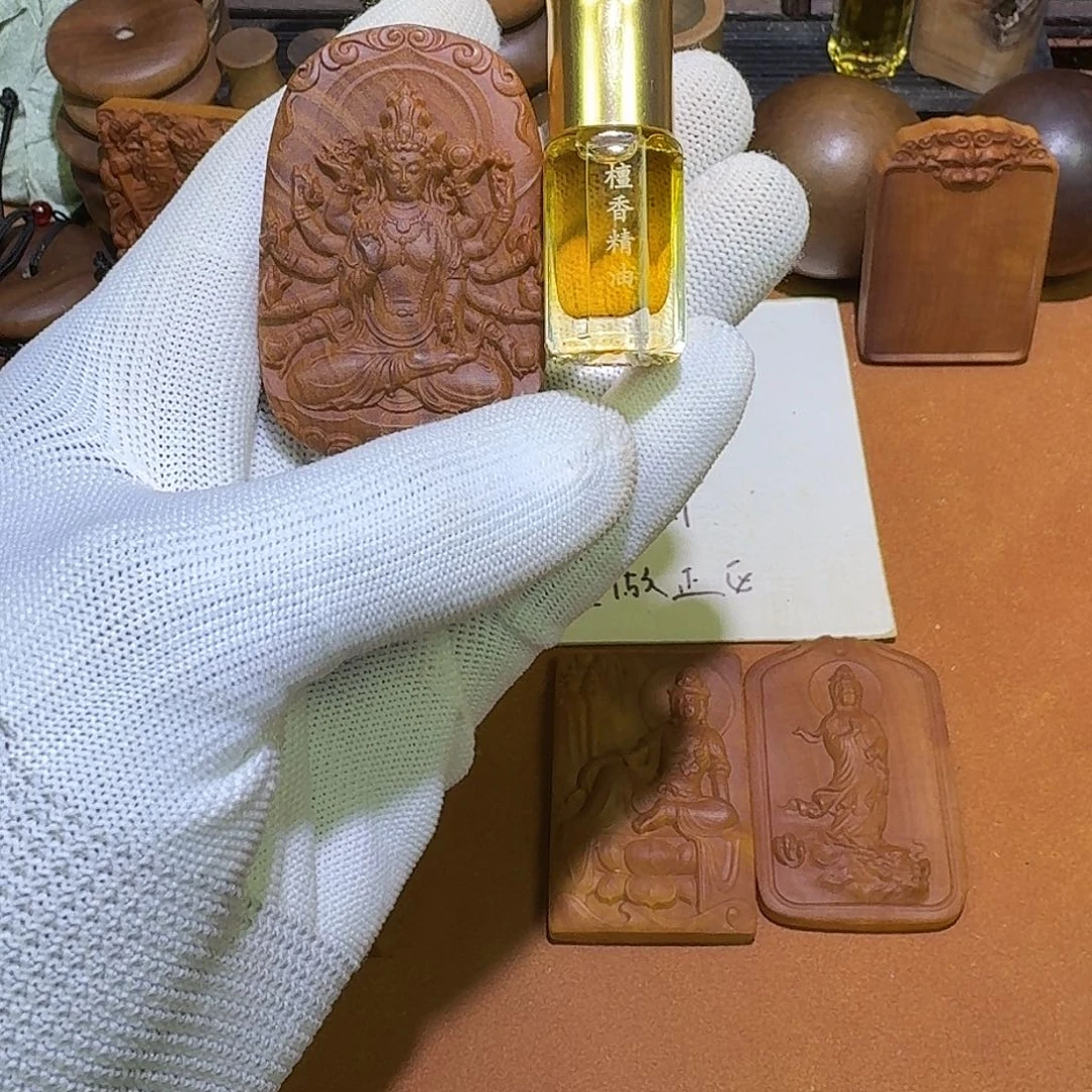 檀香木老山檀雕刻牌，千手观音无框+养护精油1瓶
