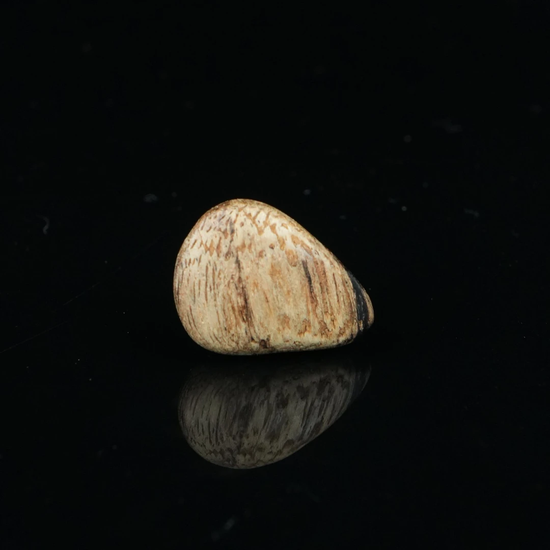 A4092金三角沉香软丝横财秒沉水水滴吊坠2.3x1.8x08cm 1.63g