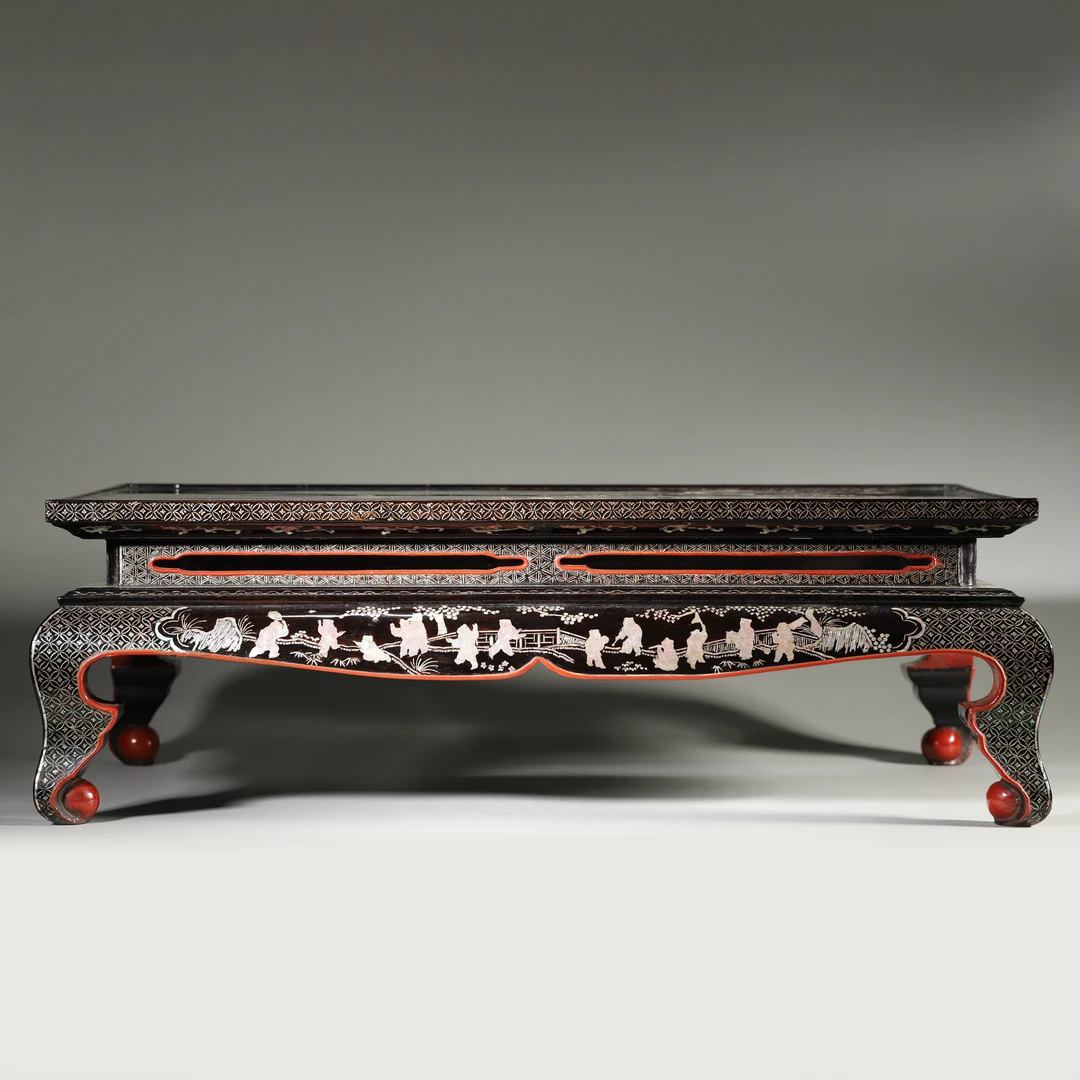 Lot04清早期 漆器嵌螺钿花鸟图案几