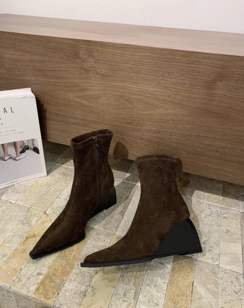 设计感时尚坡跟高跟靴女靴法式瘦瘦靴及裸靴秋冬新款配裙子短靴女