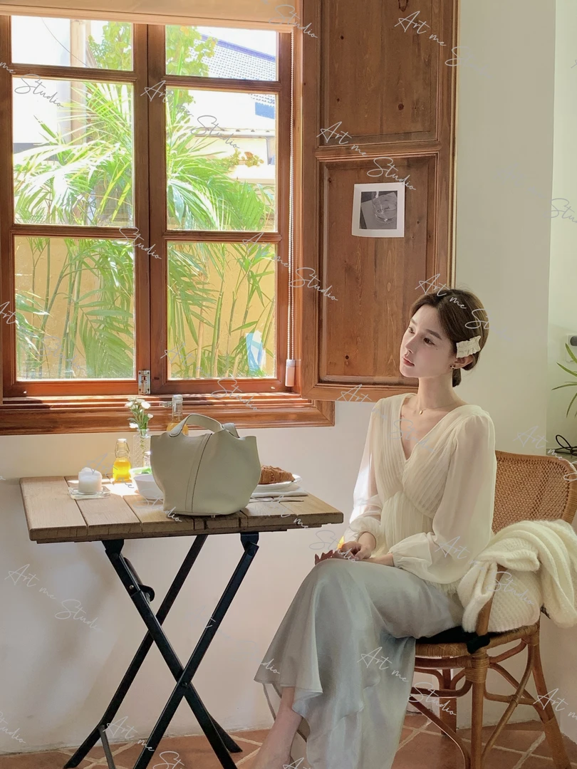 牛奶肌肤纯欲挂肩感清冷优雅女神轻柔感压褶V领两色上衣w1844p2