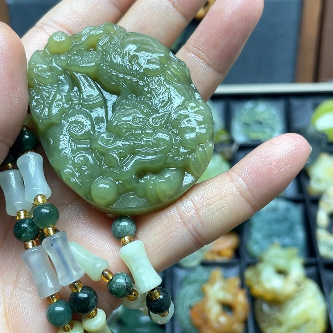 穿***期未镶嵌蛇纹石玉颈饰