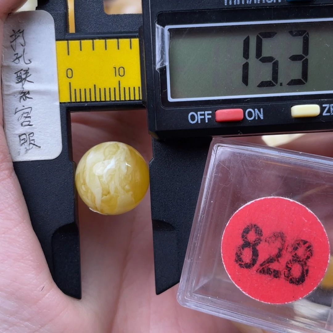 做***腿蜜蜡未镶嵌珠宝奇石