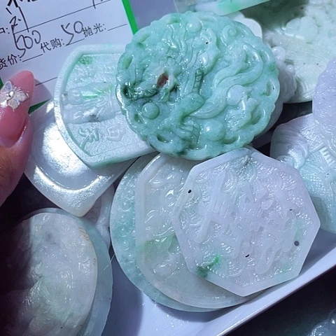 刘***全翡翠未镶嵌颈饰缅甸