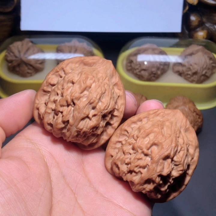 文玩核桃把件42红狮子