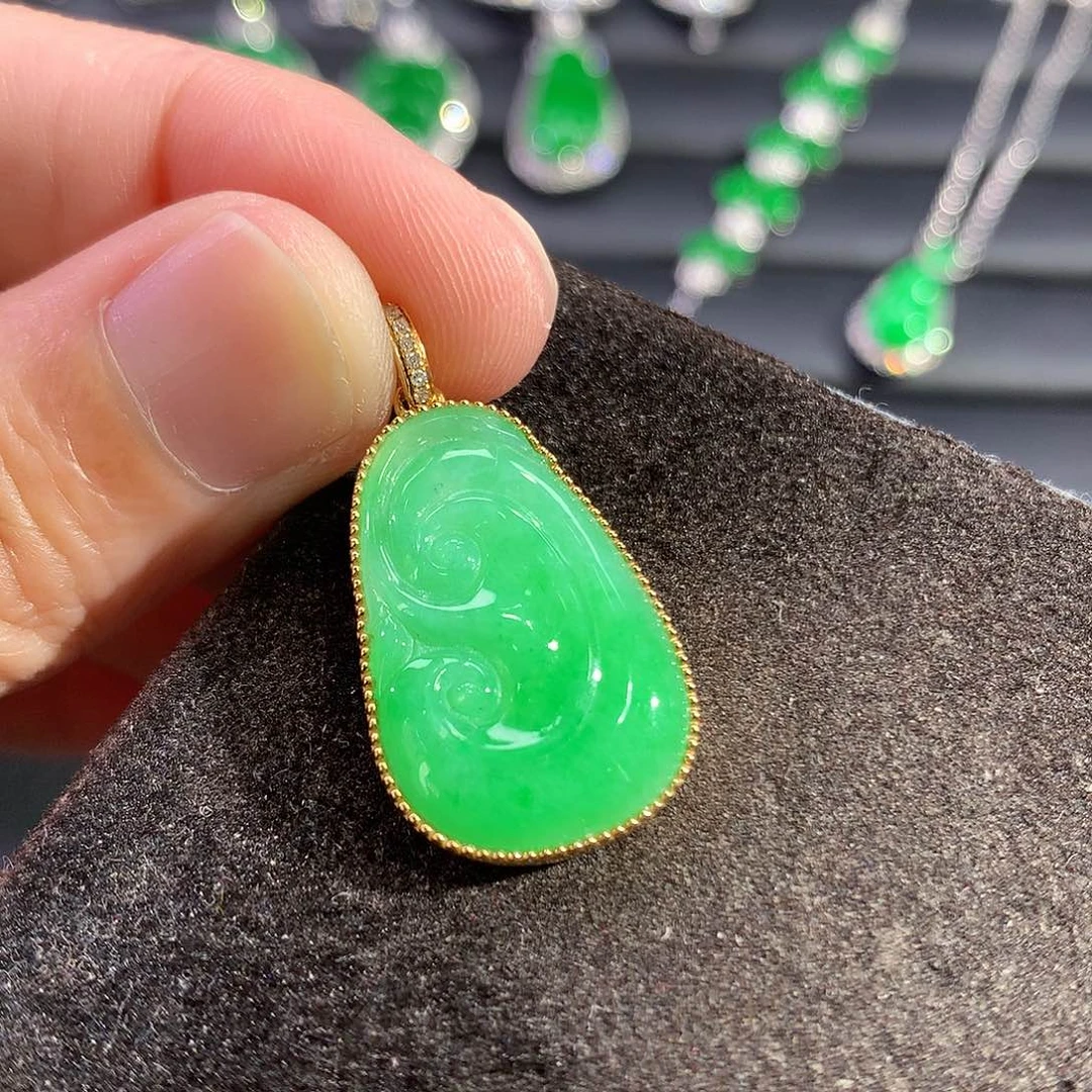 翡翠18K金镶嵌吊坠(赠链)