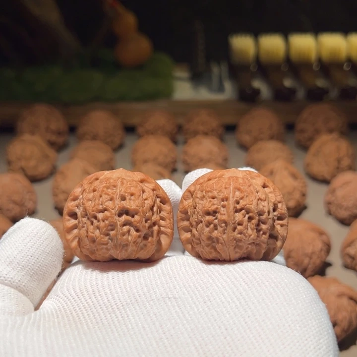 羊***把文玩核桃把件血麒麟