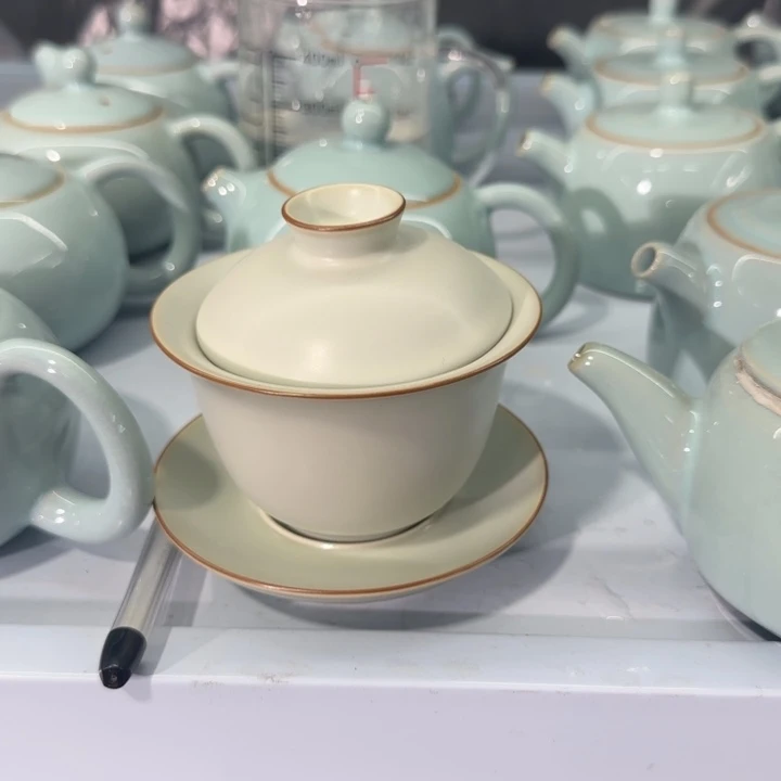 微瑕月白元宝盖碗