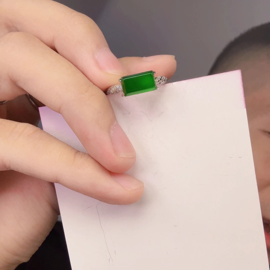 翡翠未镶嵌颈饰一件