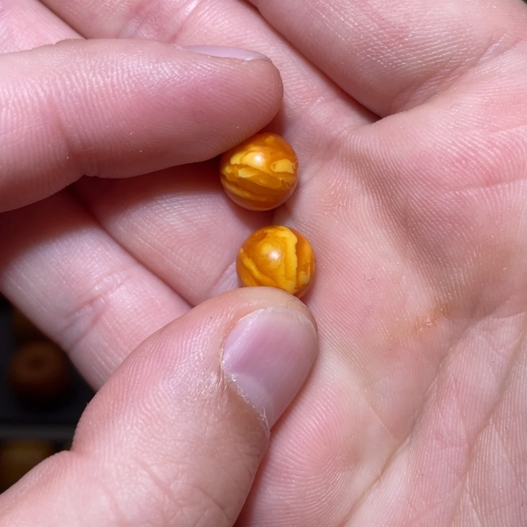 云***泽琥珀未镶嵌裸石两颗