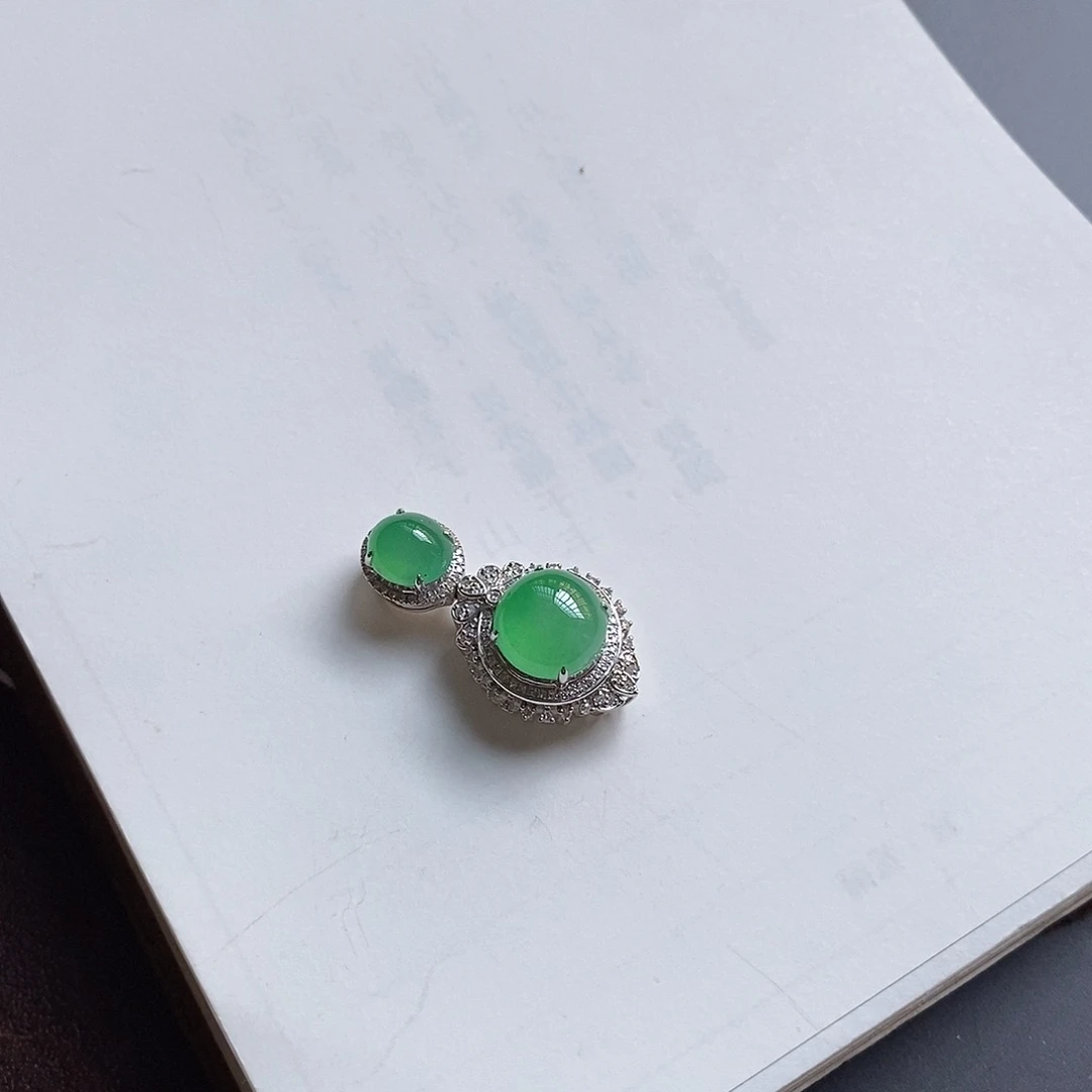 翡翠颈饰18K金镶嵌绿蛋面吊坠