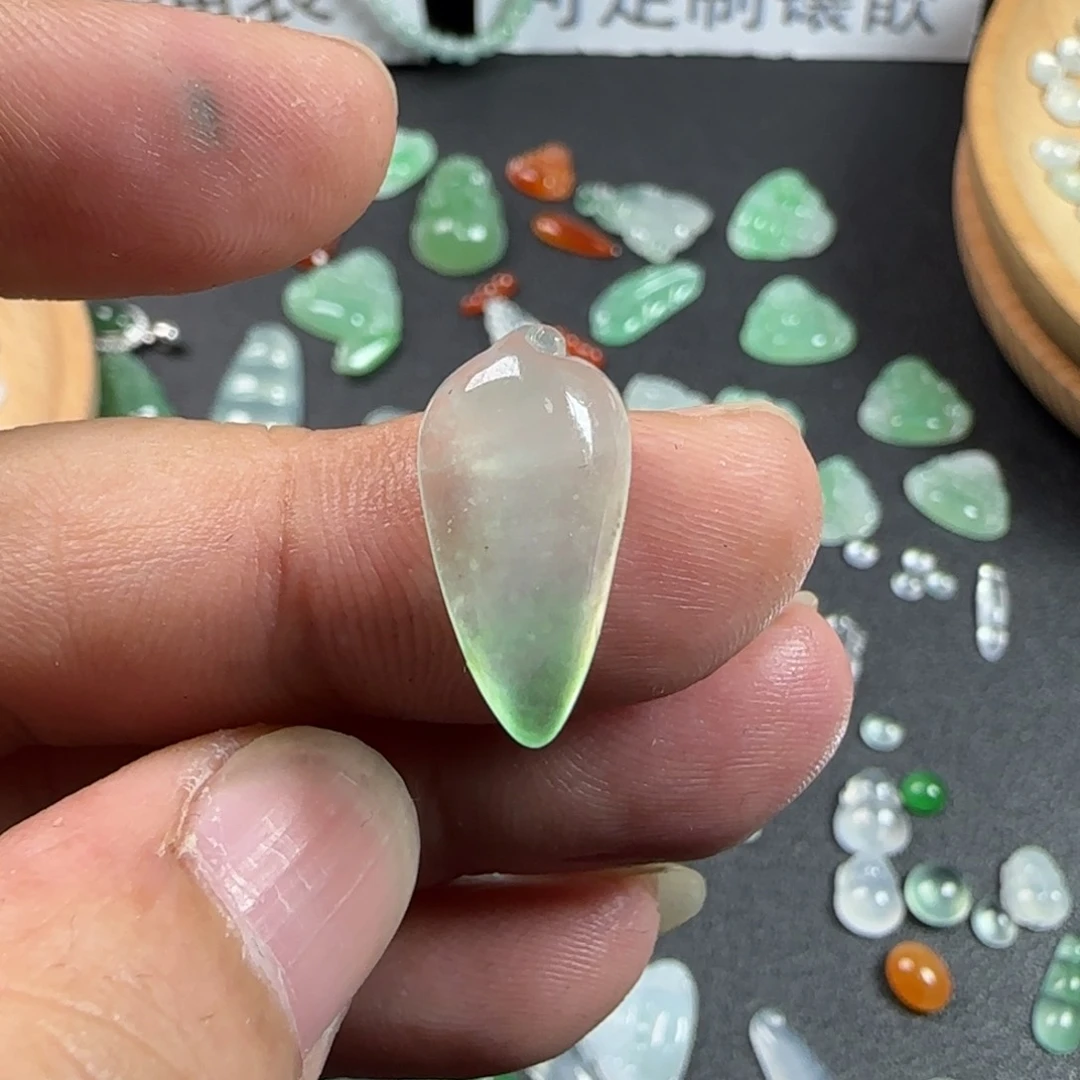 定制翡翠未镶嵌兔**?翡翠