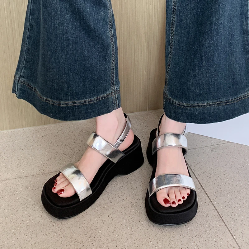 大码女鞋夏季新款松糕底增高凉鞋平底一字带高级感时尚海边沙滩女