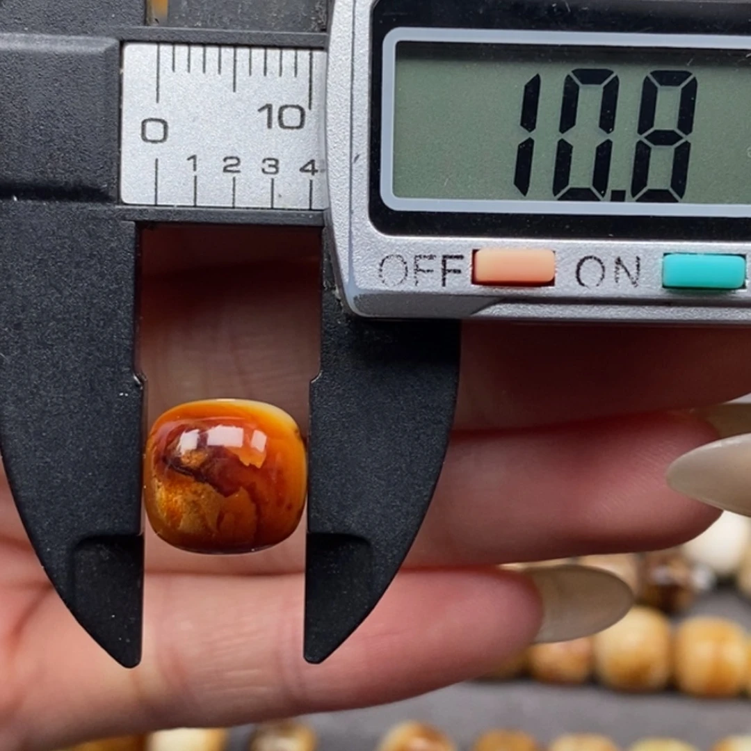 琥珀颈饰未镶嵌老型