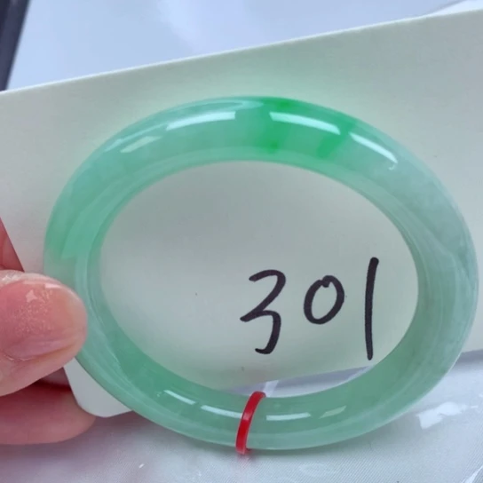 翡翠手镯未镶嵌翡翠