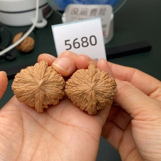 把件文玩核桃35.5绣球5680