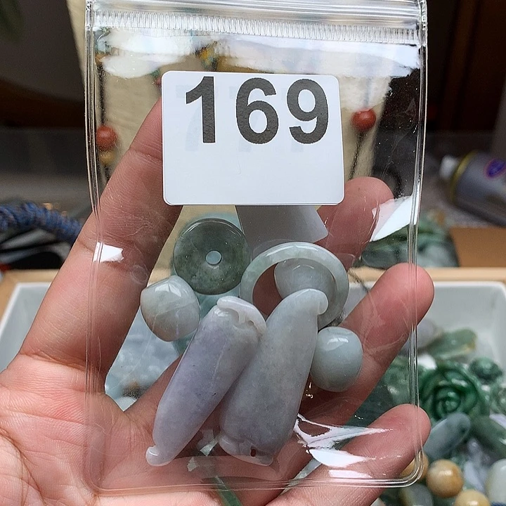 翡翠颈饰未镶嵌小*人翡翠