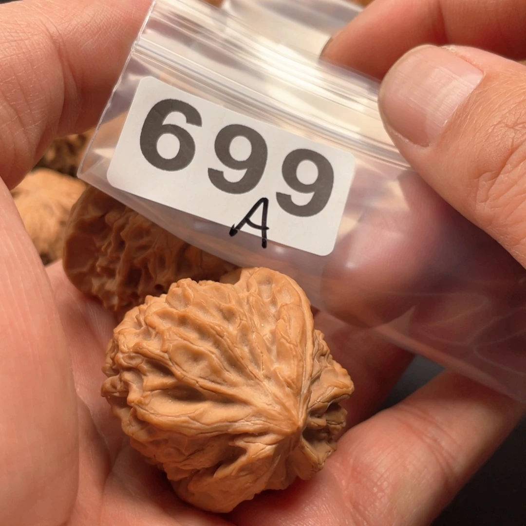 文玩核桃吊坠刘*龙门涧40