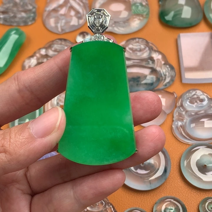 翡翠挂件未镶嵌…….