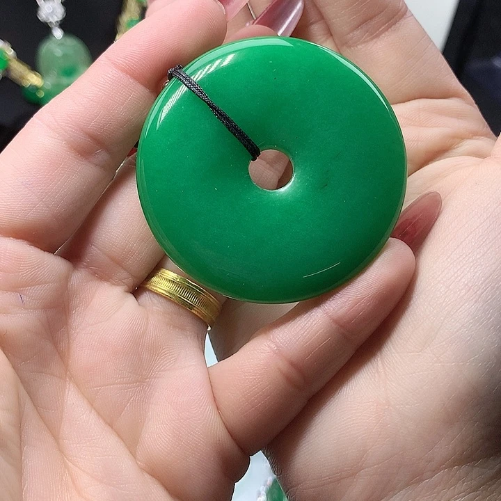 翡翠吊坠(赠链)未镶嵌