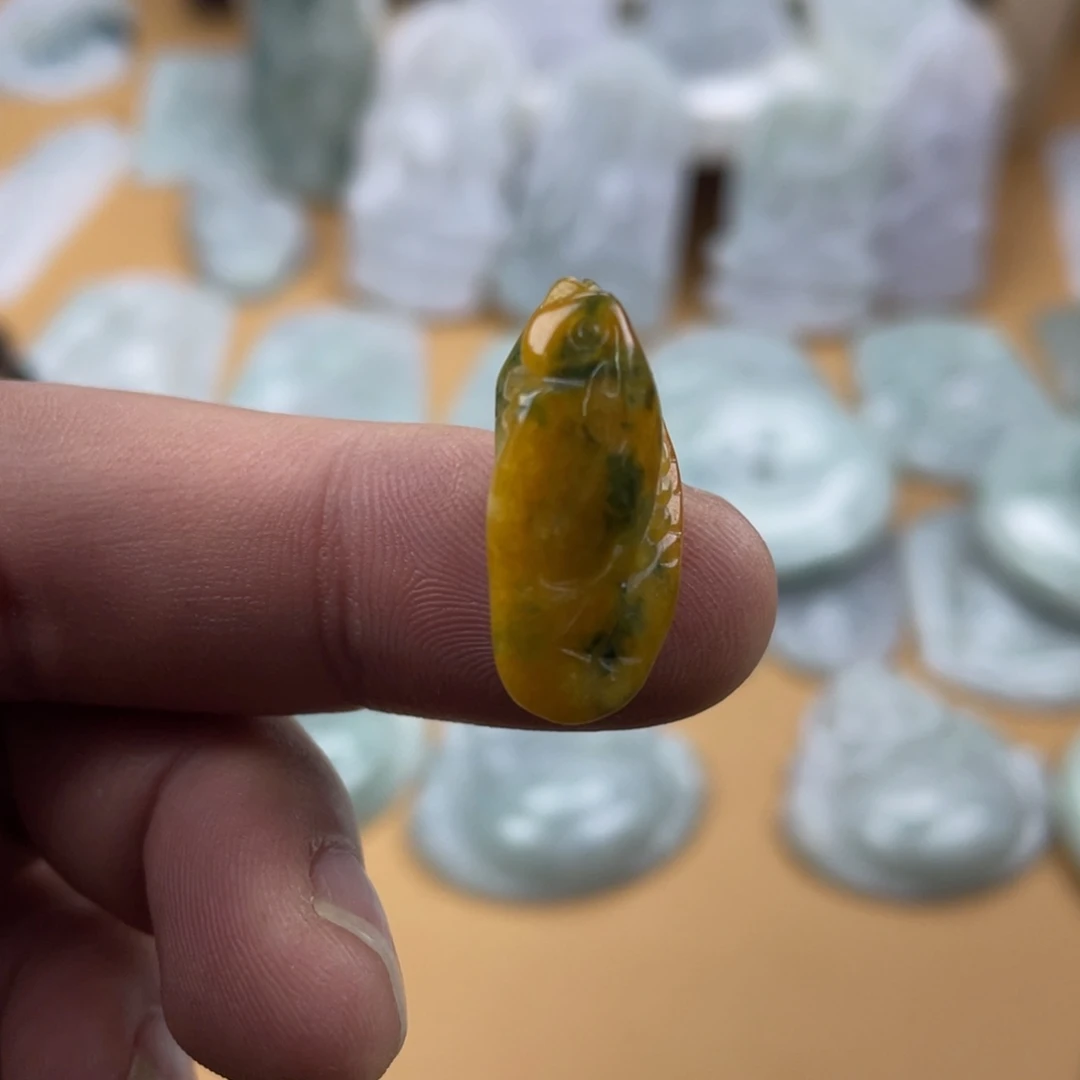 翡翠未镶嵌颈饰鱼