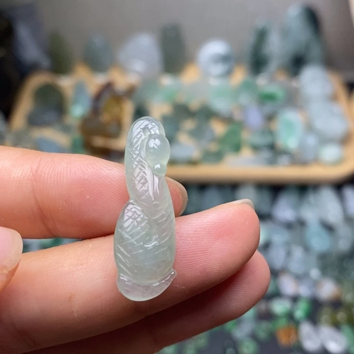 翡翠未镶嵌颈饰蛇