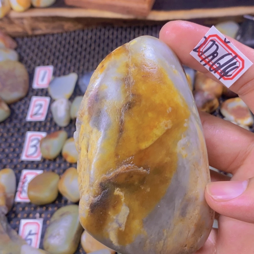 颈饰未镶嵌和田玉（糖玉）