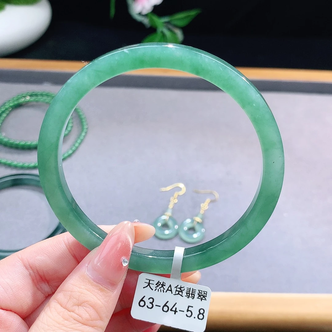未镶嵌手镯（圆镯）翡翠