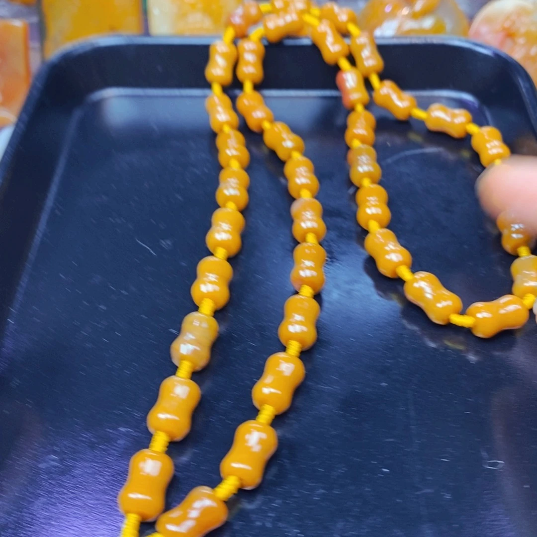 未镶嵌石英质玉（黄龙玉）颈饰