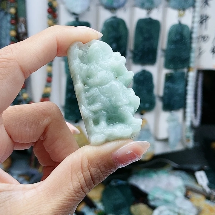 颈饰足铂镶嵌翡翠翡翠