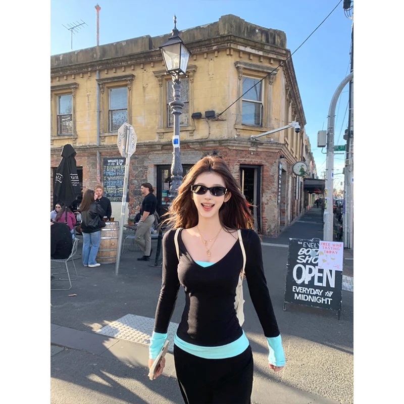 Moses Queen/魔西女王假两件v领辣妹风长袖t恤撞色修身显瘦上衣