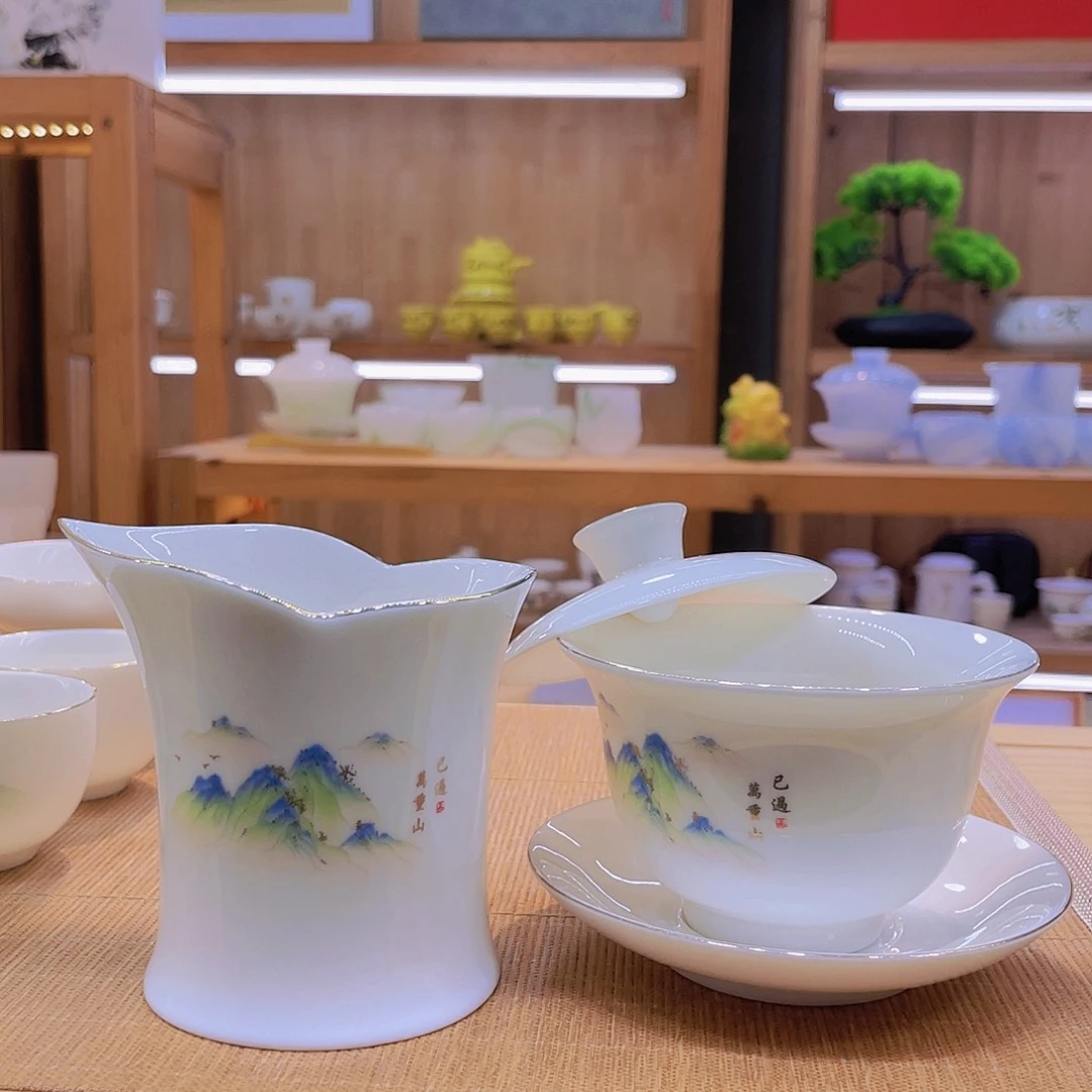 重山的公道杯和盖碗。