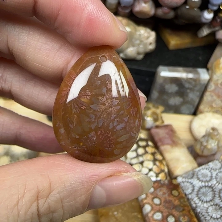 T***y硅化玉未镶嵌颈饰锁骨