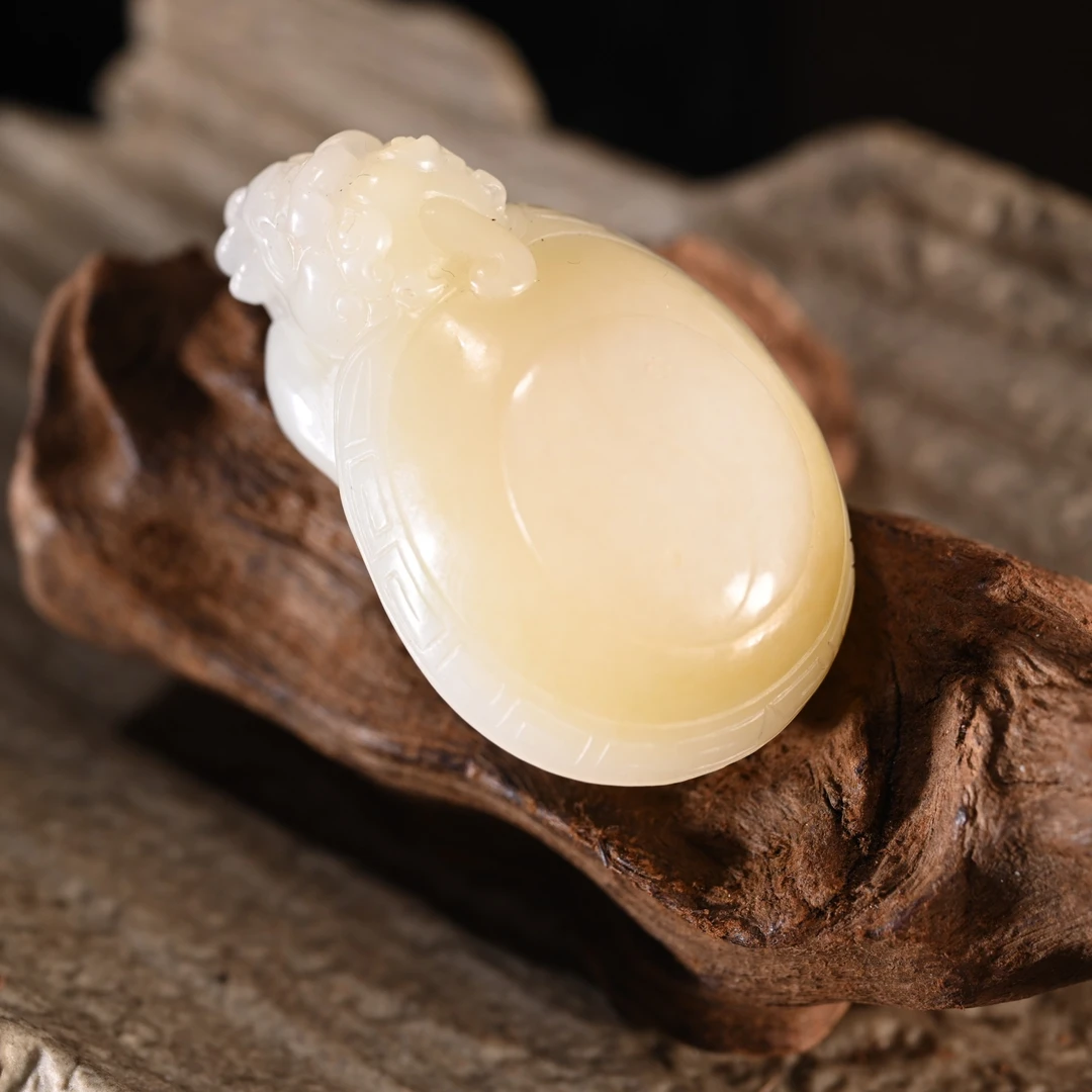 Lot8808 2510180324和田玉且末糖赑屃挂坠/保利