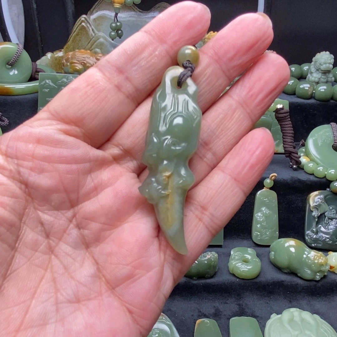 未镶嵌岫岩河磨玉（透闪石质玉）挂件