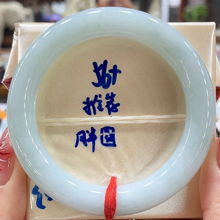 翡翠手镯未镶嵌翡翠手镯