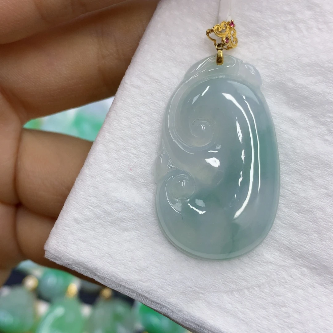 翡翠18K金镶嵌颈饰