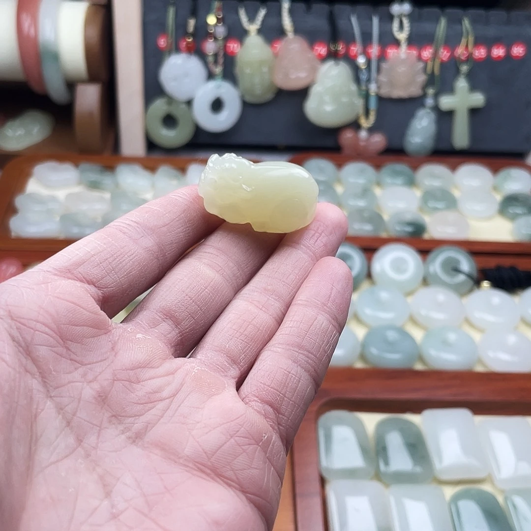 石英岩玉未镶嵌颈饰