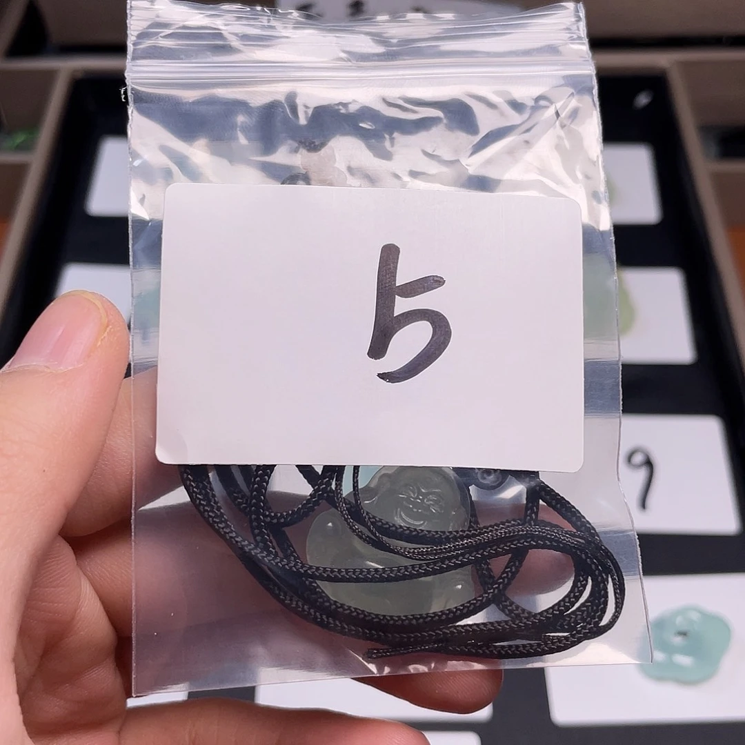 莯***莯蛇纹石玉未镶嵌颈饰