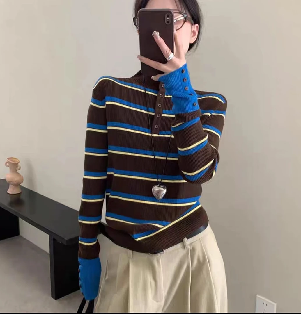 秋冬时尚撞色条纹圆领长袖针织衫女复古风拼色纽扣长袖打底毛衣