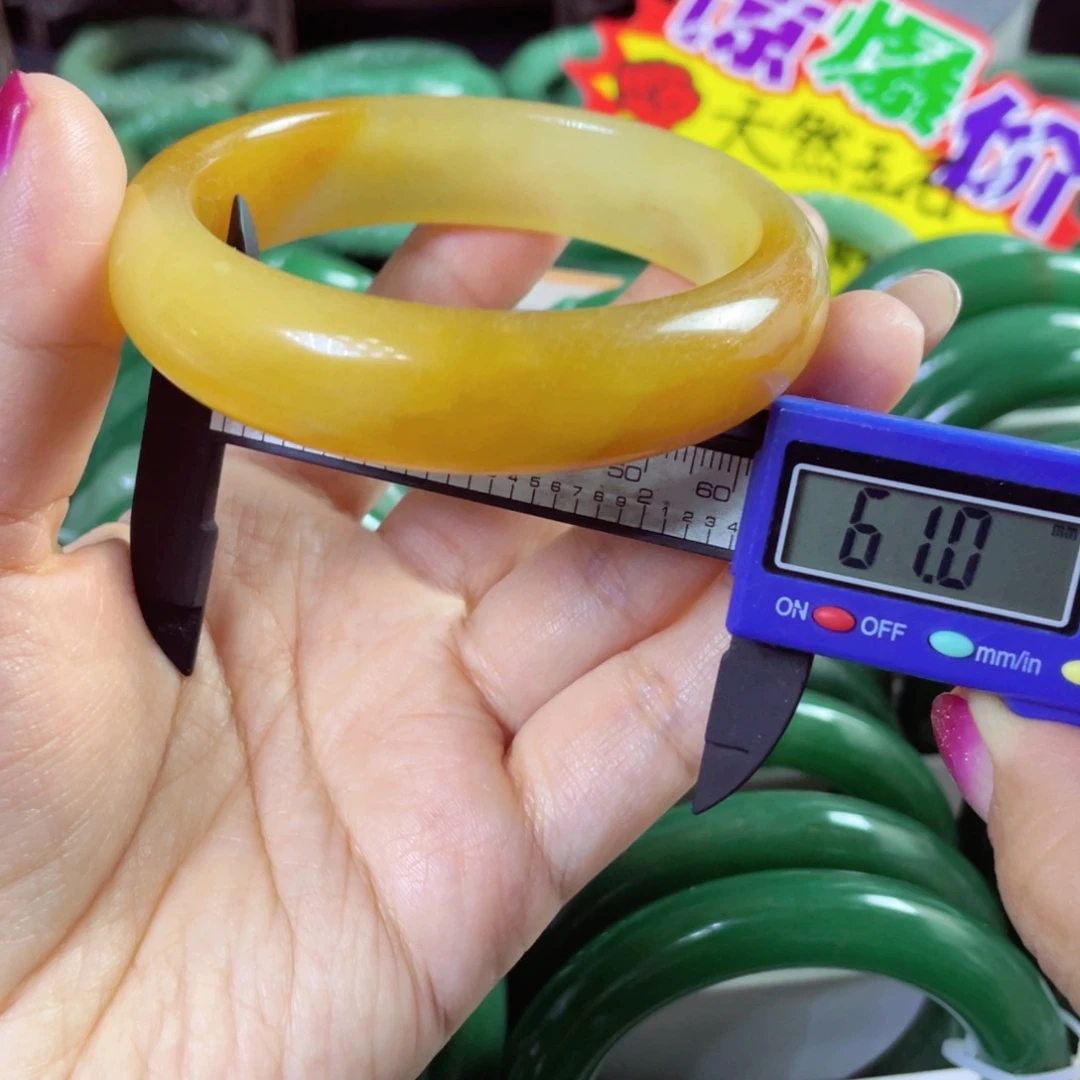 恍***梦石英质玉未镶嵌手镯