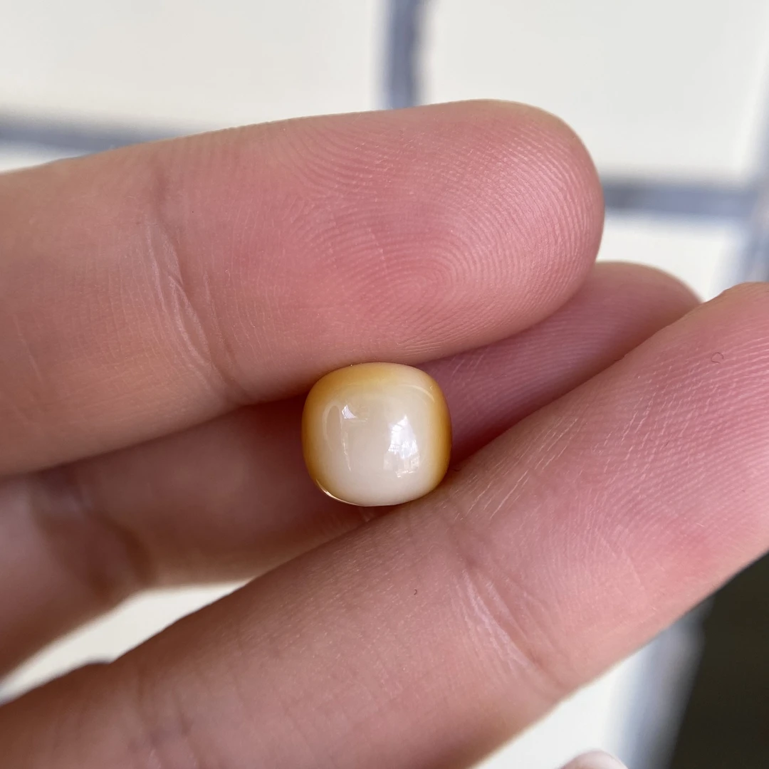 蜜蜡沁色老型配饰8.7×8.1mm,无优化保天然