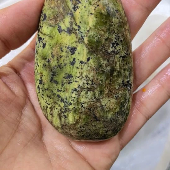 闫***礼有机玻璃藏玉药王石原石手把件一个