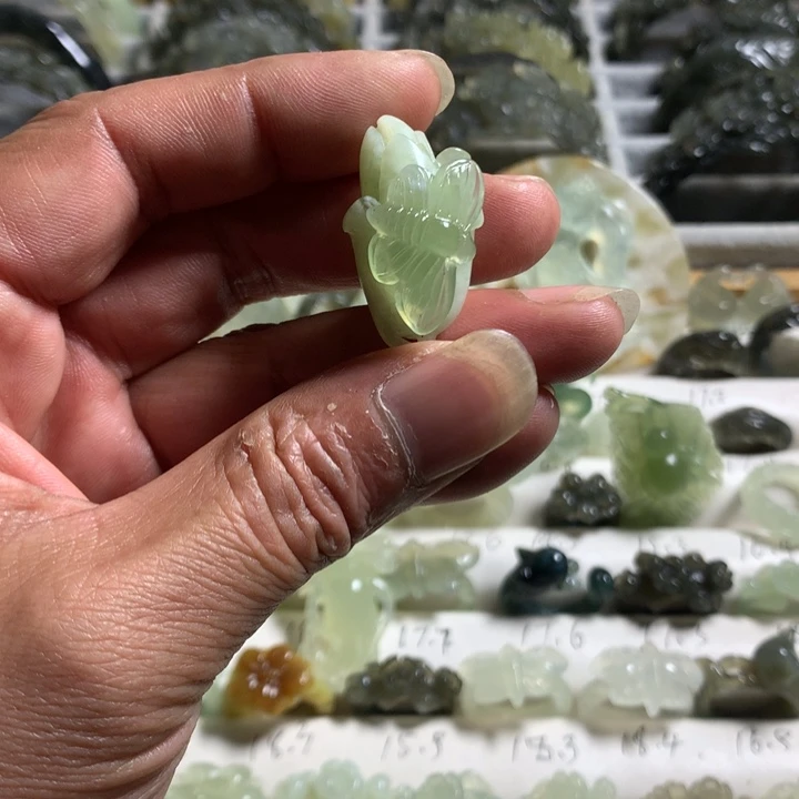 蛇纹石玉未镶嵌颈饰蝶恋花